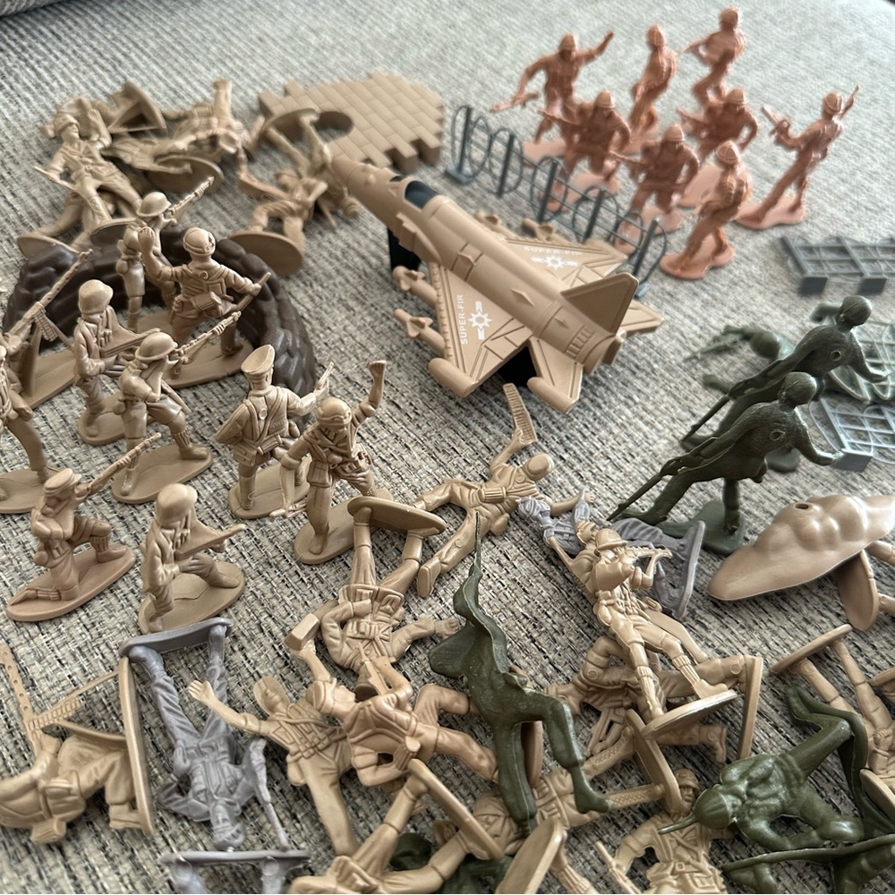 Vintage Plastic Army Men Toy Set – Soldiers, Vehicles & Accessories - Picture 2 of 3